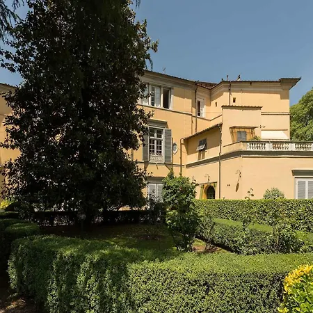 In With Private Garden Apartment *