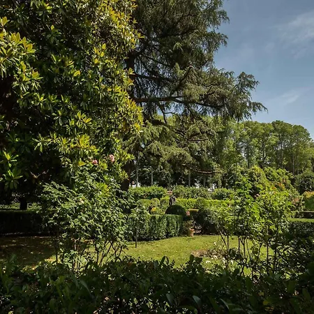 In With Private Garden Apartment
