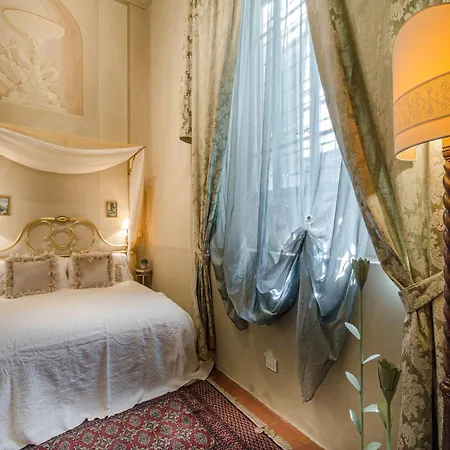 In With Private Garden * Lucca