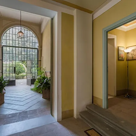 In With Private Garden Apartment *