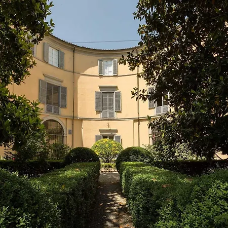 In With Private Garden Apartment *