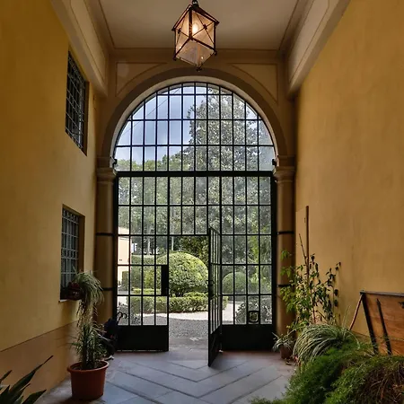 In With Private Garden Apartment
